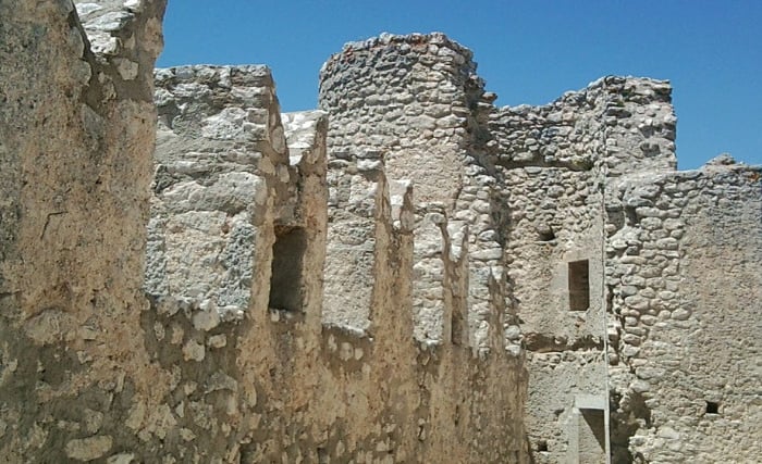 Rocca Calascio - interno delle mura