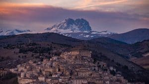 Navelli panorama con dietro il Gran Sasso