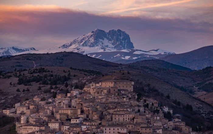 Navelli panorama con dietro il Gran Sasso